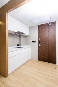 Spacious 2BR Apt Pools Beach Shuttle S6409