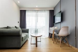 Spacious 2BR Apt Pools Beach Shuttle S6409