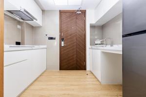 Spacious 2BR Apt Pools Beach Shuttle S6409