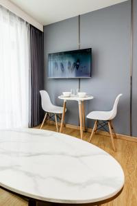 Spacious 2BR Apt Pools Beach Shuttle S6409