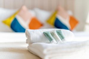 Bright Studio in JVC with Gym & Pool Access