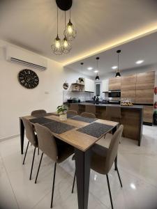 Comfortable Apartment with Private Outdoor Area, Sleeps 6, 10-Minute Walk to the Beach