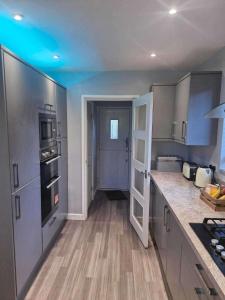 Sleeps 5 - Free Parking - Near Airport & City