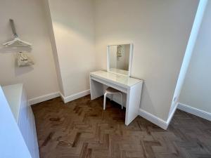 4 The Royal Apartments- Garden- Parking-Fast WiFi