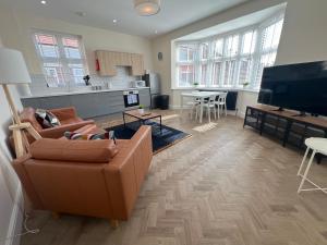 4 The Royal Apartments- Garden- Parking-Fast WiFi