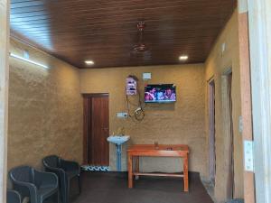 BREEZE GARDEN MUD HOUSE Home Stay