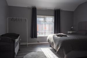 Caras Place , Falls Road