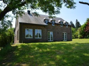 Spacious villa near Lesse