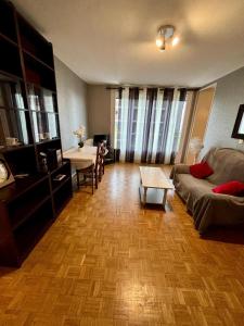 Tram 50 m, Balcon, Parking facile