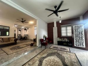 Eqa's Homestay Perfect for Muslim family vacation - 3hvězdičkové hotely ve městě Semenyih