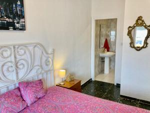Good Energies Room in Málaga Center with Private Bathroom