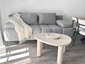 Romantic 3 Bedroom Apartment 150m from the beach & free parking spot