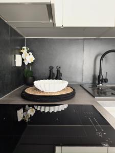 Romantic 3 Bedroom Apartment 150m from the beach & free parking spot