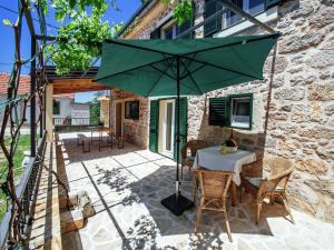 Holiday Home Zaton with Pool near River Canyon