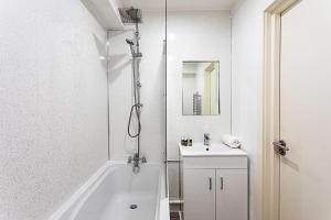 Modern 2-Bedroom Apartment with Stylish Design!