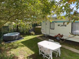 Caravane avec spa privatif en campagne