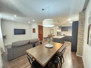 New! Designer apartment in center with fast Wi-fi
