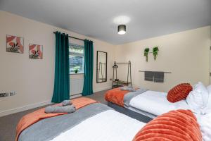 Stylish Weekend Retreat with Hot Tub, sleeps 6