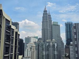 Resort Style Haven 3BR Pavilion KLCC Twin Towers View Wifi Netflix
