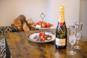 Metrolink Steps Away • Fast City & Airport Links