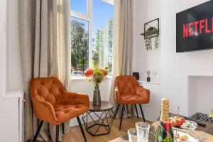 Metrolink Steps Away • Fast City & Airport Links