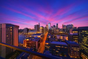 Waterfront Apt with Pool & Views Free Onsite Parking Gym Library