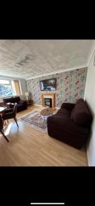 Cosy 3 Bedroom NEC House, Free WiFi, Netflix, Driveway Parking, Sleeps 6, Ideal for Families, Contractors & Corporates, Renovated To High Standard!