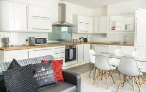 Airy 2BDR Penthouse with Rooftop Balcony Brighton