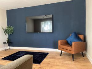 Renovated 2 Bed Flat with Parking