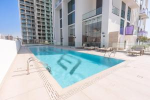 Free housekeeping visits during your stay - StayShort - JVC 1 bed Sleeps 4 with Private Balcony