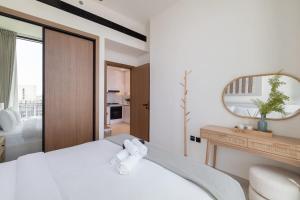 Free housekeeping visits during your stay - StayShort - JVC 1 bed Sleeps 4 with Private Balcony