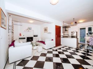 Holiday Home Jasenice near Beach & Pool