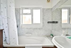 Luxury 5-Bed Townhouse - Sleeps 10 Near Harrods