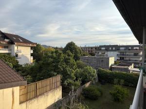 Entre Lac, Fleurs et Montagnes
