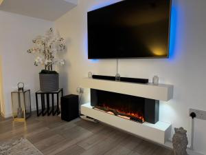 Modern 2-Bed House with Parking Near City & UHW Hosp