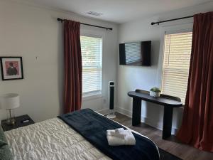 Luxury 4BR 4BA w In-law suite & Firepit Lounge