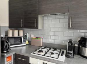 Modern 2-Bed House with Parking Near City & UHW Hosp