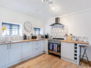 Old Highwood - Piggy In The Middle