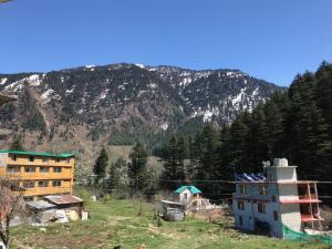 Apple Flower Himalayan Heights - Luxury Stay with Mountain Views, Parking & Garden