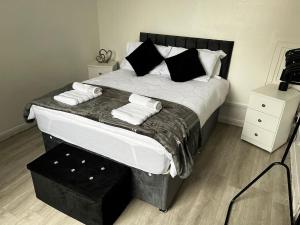 2 room newly furnished flat in Birmingham city centre, free parking !