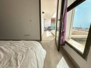 Spacious Duplex Sea & Waves