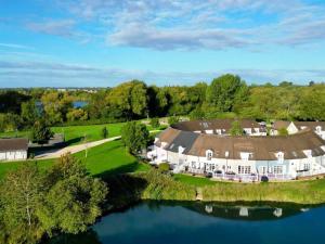 Isis Lakes 09, ArtHouse