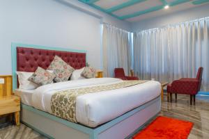 Apple Flower Himalayan Heights - Luxury Stay with Mountain Views, Parking & Garden