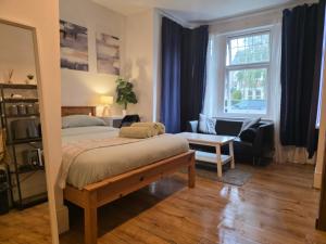Self contained Flat & Large Ensuite Rooms RG2 Near Town Centre & Hospital