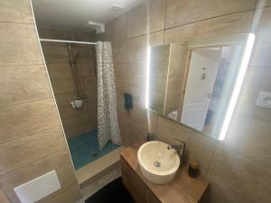 Casa lovits - Cozy One-Bedroom Apartment with Modern Comforts