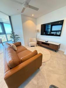 3-Bedroom Gorgeous Apartment Brisbane City Queens Wharf 180 degree City View