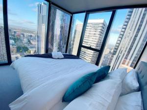 Stunning city view w Pool w Restaursnts w Shopping