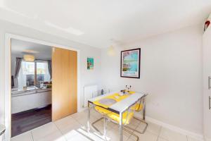 Bright 1-Bed Islington Flat with Balcony & Workspace Near Caledonian Road Tube Station