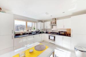 Bright 1-Bed Islington Flat with Balcony & Workspace Near Caledonian Road Tube Station