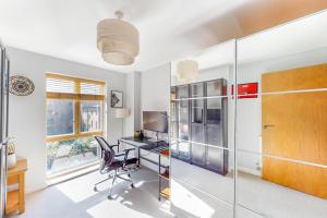 Bright 1-Bed Islington Flat with Balcony & Workspace Near Caledonian Road Tube Station